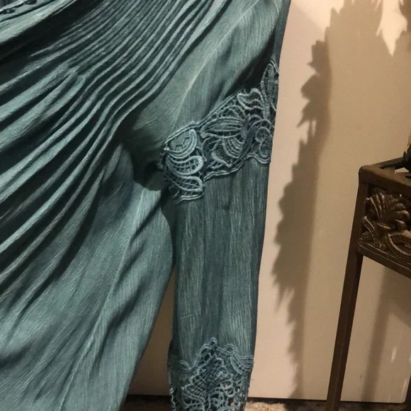 Beautiful vintage boho jacket with gorgeous lace details on sleeve and the hem. - Picture 13 of 16